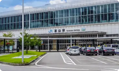 6.富山駅から車で10分の好立地。無料駐車場あり。